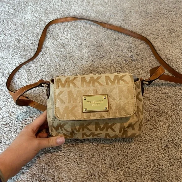 SOLD!! Micheal Kors MK Crossbody Purse 👜 - Picture 1 of 7